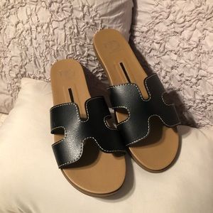 New Directions, Ladies Sandals, Size 8.5.  Black in color.  Like New.